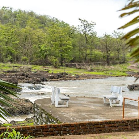 Saffronstays Siesta By The River Murbād Exteriör bild